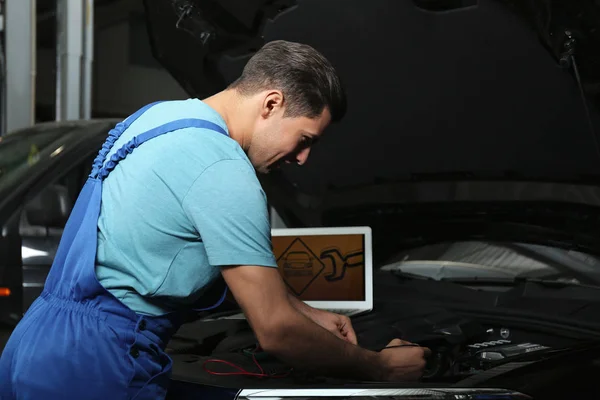 Mecânico Com Laptop Fazendo Diagnóstico Carro Oficina Reparação Automóveis — Fotografia de Stock