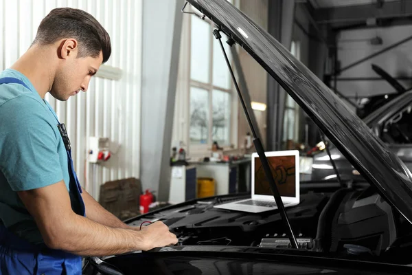 Mecânico Com Laptop Fazendo Diagnóstico Carro Oficina Reparação Automóveis — Fotografia de Stock