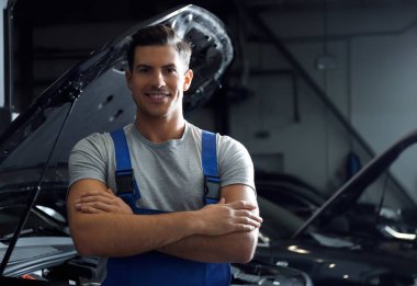 Servis merkezinde otomobilin yanında tamirci. Modern araba teşhisi