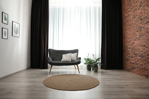 Bequemes Sofa Fensternähe Mit Eleganten Vorhängen Zimmer — Stockfoto