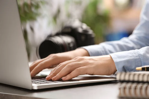 Jornalista Trabalhando Com Laptop Mesa Close — Fotografia de Stock