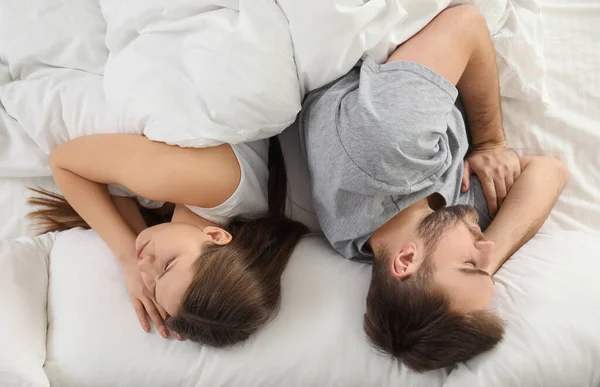 在床上吵架后有感情问题的不幸夫妇 — 图库照片