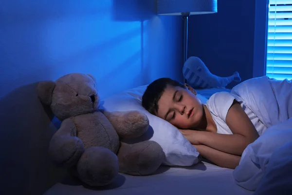 Menino Dormindo Com Ursinho Casa Hora Dormir — Fotografia de Stock