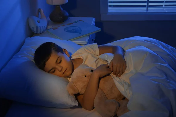 Menino Dormindo Com Ursinho Casa Hora Dormir — Fotografia de Stock