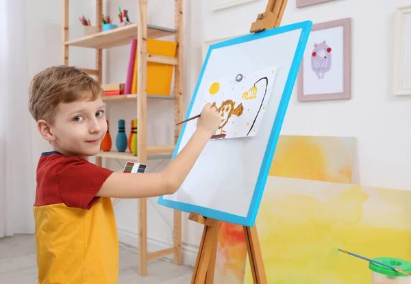 Cute Malowanie Małe Dziecko Podczas Lekcji Pokoju — Zdjęcie stockowe