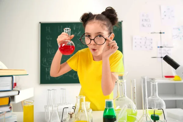 Eksperyment Szkołą Przy Stole Zajęciach Chemii — Zdjęcie stockowe