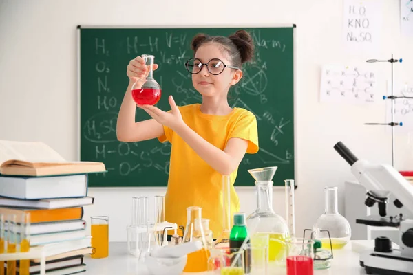 Estudiante Haciendo Experimento Mesa Clase Química —  Fotos de Stock