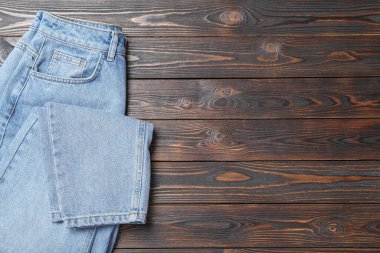 Ahşap arka planda şık kotlar, üst manzara. Metin için boşluk