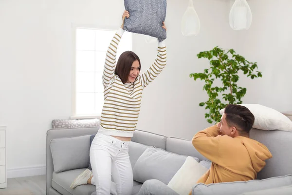 Feliz Pareja Teniendo Pelea Almohadas Sala Estar —  Fotos de Stock