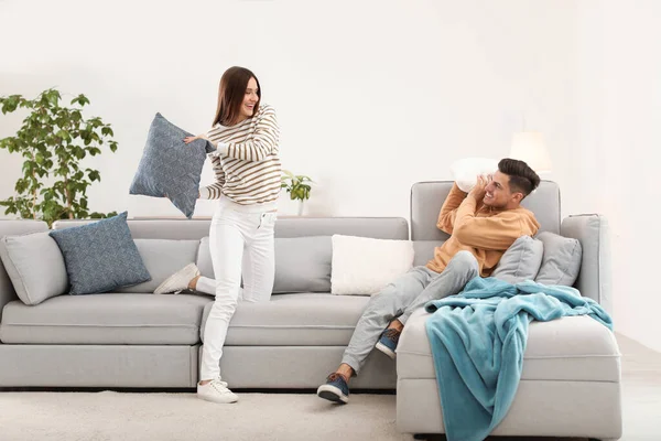 Feliz Pareja Teniendo Pelea Almohadas Sala Estar —  Fotos de Stock