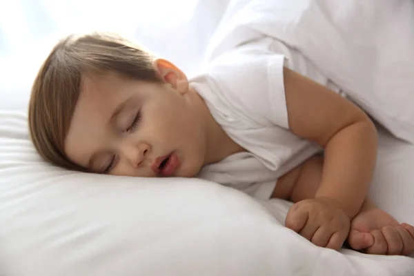 Sevimli Küçük Bebek Evde Huzur Içinde Uyuyor Yatma Zamanı — Stok fotoğraf