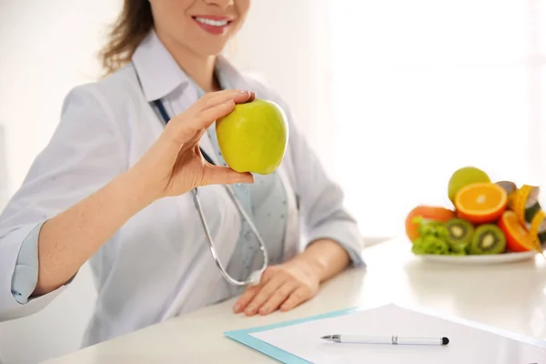 Nutricionista Con Manzana Escritorio Oficina Primer Plano Espacio Para Texto — Foto de Stock