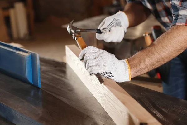 Carpintero Profesional Trabajando Con Tablón Madera Taller Primer Plano — Foto de Stock