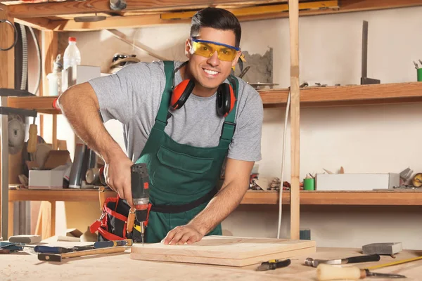 Professionell Snickarskruv Med Borr Vid Arbetsbänken — Stockfoto