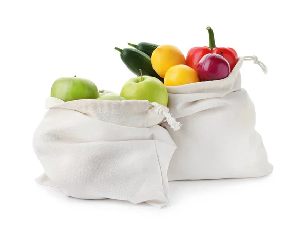 用白色隔开的带有水果和蔬菜的棉花生态袋 — 图库照片