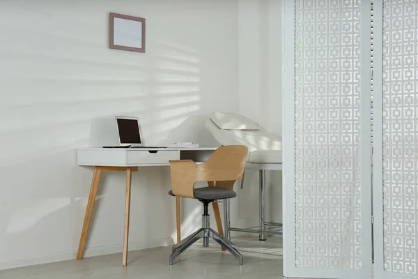 Doctor Workplace Laptop Modern Clinic — Stock Photo, Image