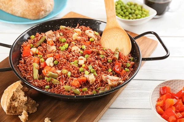 Arroz Integral Saboroso Com Legumes Mesa Madeira Branca — Fotografia de Stock