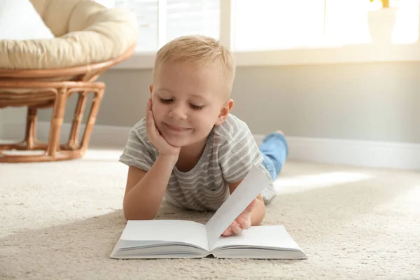 Bonito Menino Leitura Livro Chão Casa — Fotografia de Stock