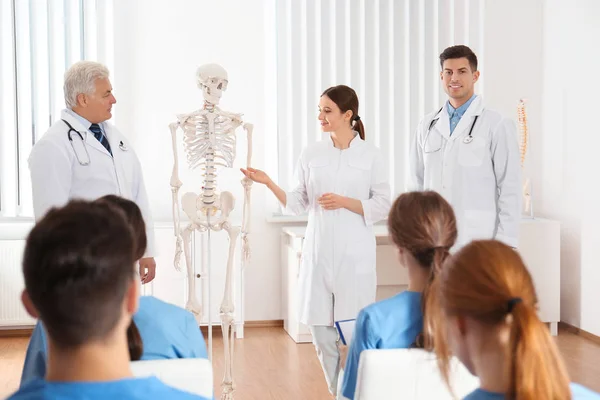 Medische Studenten Geven Les Orthopedie Kliniek — Stockfoto