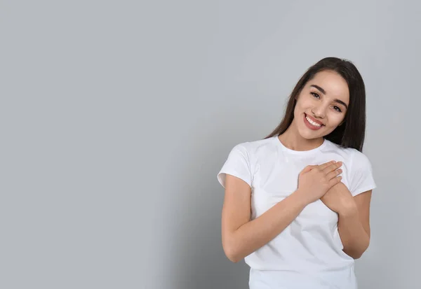 Hermosa Mujer Agradecida Con Las Manos Pecho Sobre Fondo Gris —  Fotos de Stock