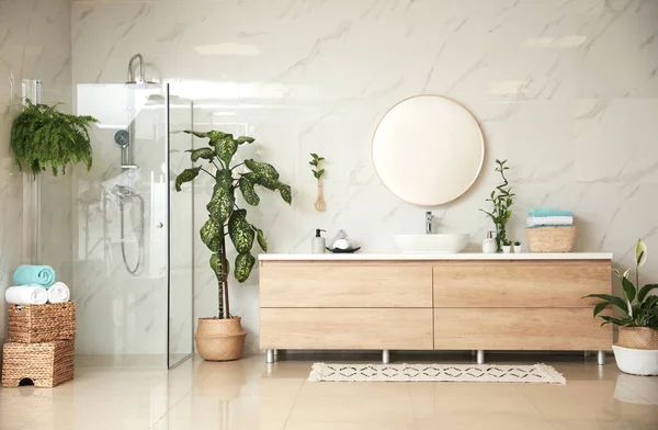 绿色植物在雅致的现代浴室 室内设计 — 图库照片