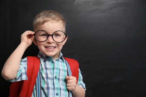 Lindo Niño Pequeño Con Gafas Cerca Pizarra Espacio Para Texto —  Fotos de Stock