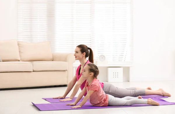 Jeune Mère Avec Une Petite Fille Pratiquant Yoga Maison — Photo