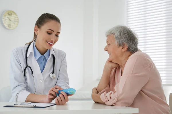 Médico Dando Pílulas Para Paciente Sênior Escritório — Fotografia de Stock