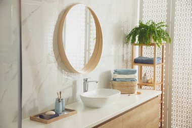 Aynası ve tezgahı olan şık bir banyo. Tasarım fikri