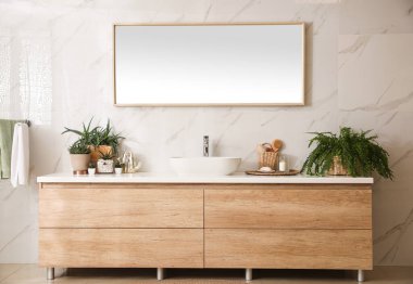 Tezgahı, aynası ve çiçekleri olan şık bir banyo. Tasarım fikri