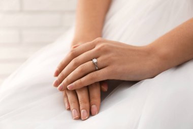 Genç gelin güzel bir nişan yüzüğü takıyor, yakın plan.