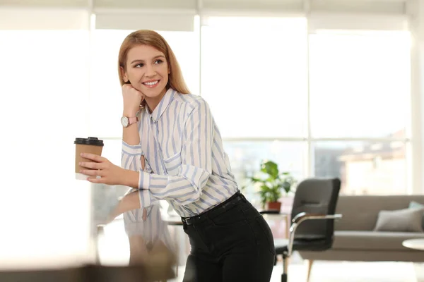 Joven Mujer Negocios Con Taza Café Relajante Oficina Durante Descanso —  Fotos de Stock