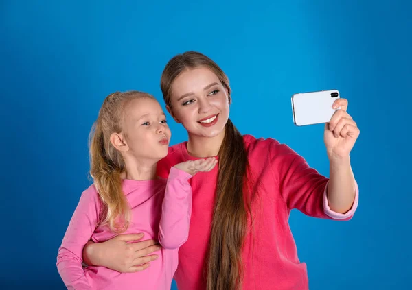 Felice Madre Figlioletta Prendendo Selfie Sfondo Blu — Foto Stock