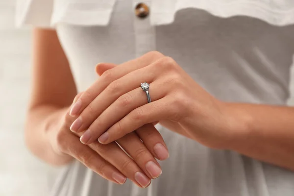 Jeune Mariée Portant Une Belle Bague Fiançailles Gros Plan — Photo