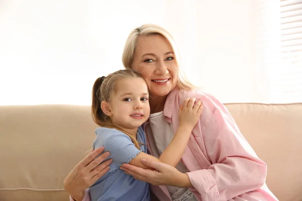 Mujer Madura Con Nieta Casa — Foto de Stock