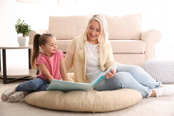 Reife Frau Mit Ihrer Kleinen Enkelin Die Hause Gemeinsam Buch — Stockfoto