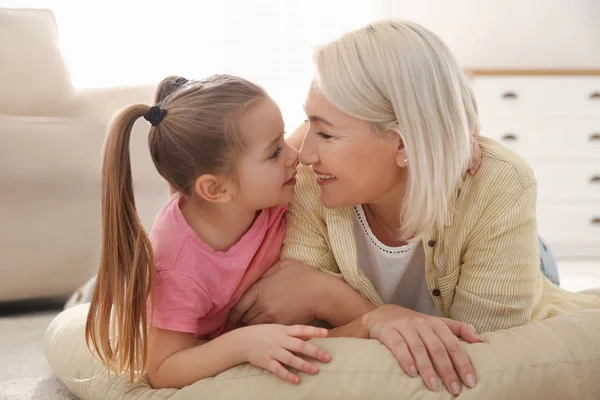 Mature Woman Her Little Granddaughter Home — Stock Photo, Image