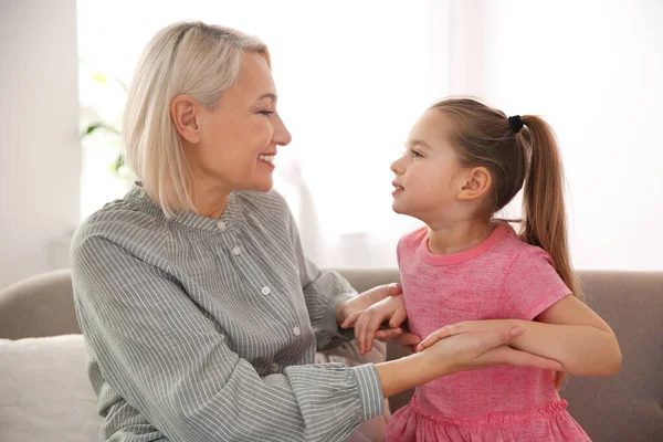 Mature Woman Her Little Granddaughter Home — Stock Photo, Image