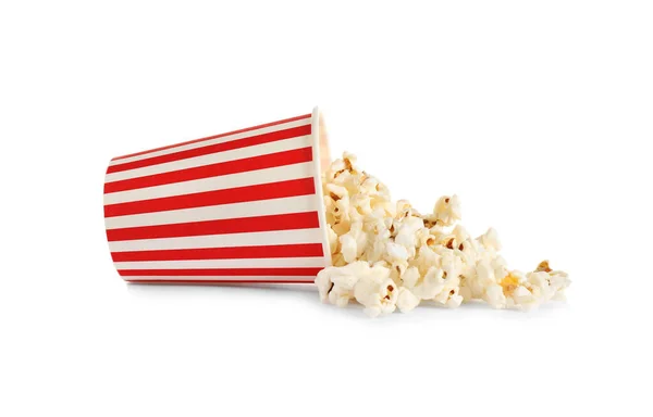 Umgestürzte Pappbecher Mit Leckerem Popcorn Isoliert Auf Weiß — Stockfoto