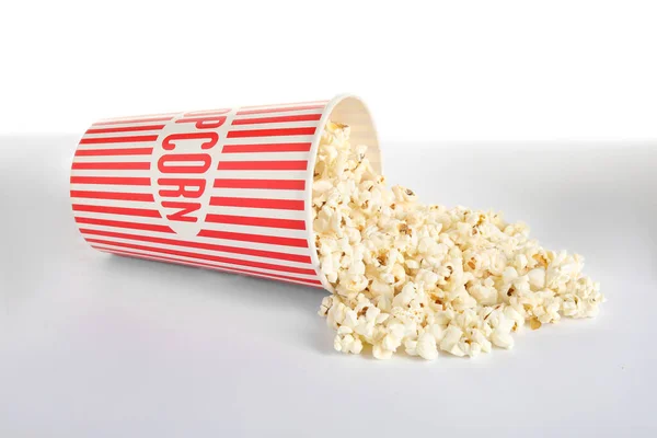 Umgestürzte Pappbecher Mit Leckerem Popcorn Isoliert Auf Weiß — Stockfoto