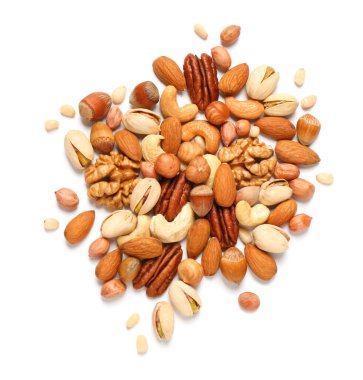 Beyaz arka planda farklı lezzetli fındıklar, düz yatış