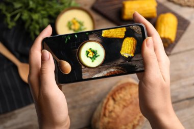 Yemeğin fotoğrafını çeken blogcu, yakın plan.