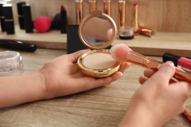 Makyaj masasına makyaj yapan kadın, yakın plan.