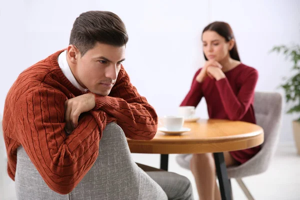 Ongelukkig Man Ruzie Met Zijn Vriendin Binnen Relatieproblemen — Stockfoto