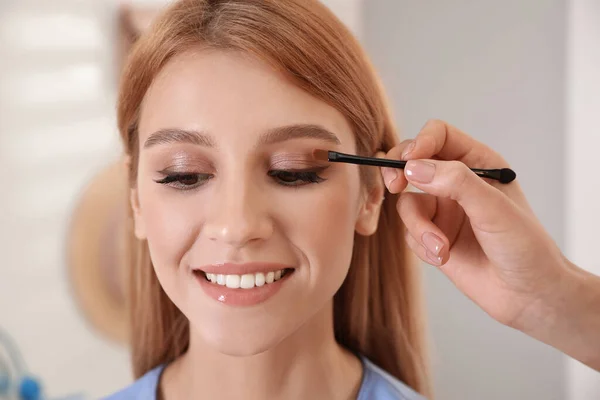 Professionele Make Kunstenaar Werken Met Mooie Vrouw Salon — Stockfoto