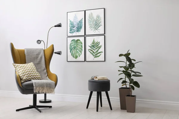 Interior Elegante Quarto Com Poltrona Confortável Pinturas Folhas Tropicais — Fotografia de Stock