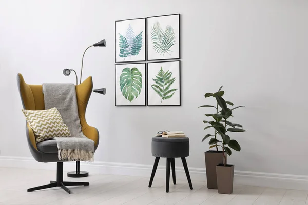 Intérieur Élégant Avec Fauteuil Confortable Peintures Feuilles Tropicales — Photo