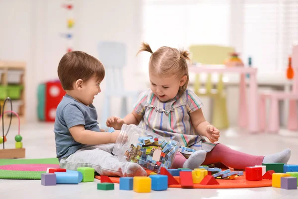 Симпатичные Маленькие Дети Играют Вместе Полу Дома — стоковое фото