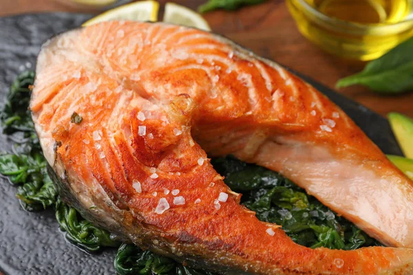 Leckerer Lachs Mit Spinat Auf Dem Tisch Nahaufnahme — Stockfoto