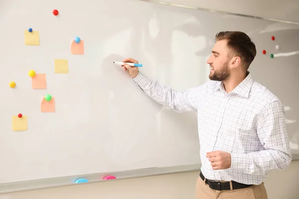 Retrato Joven Profesor Escribiendo Pizarra Blanca Aula —  Fotos de Stock